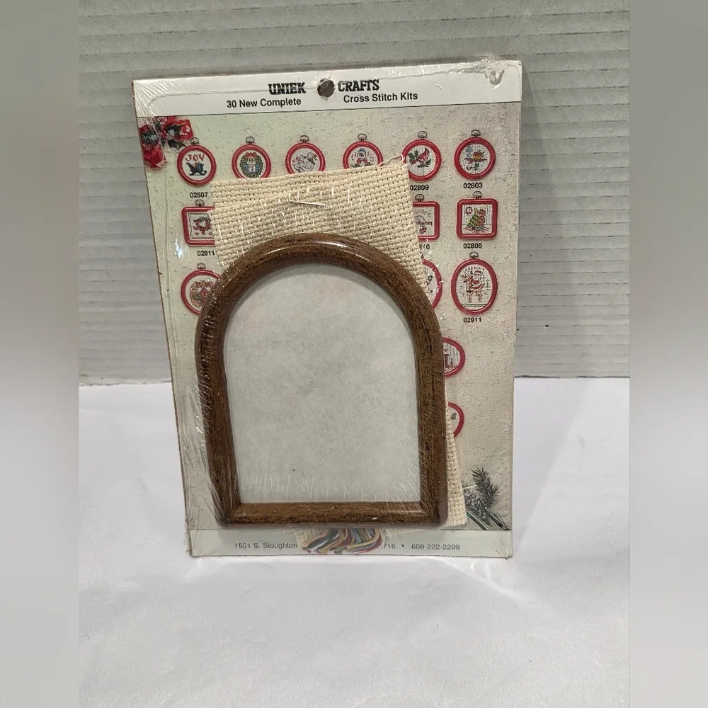 Uniek Crafts Antique Santa Red 2915 Sealed Cross Stitch Kit